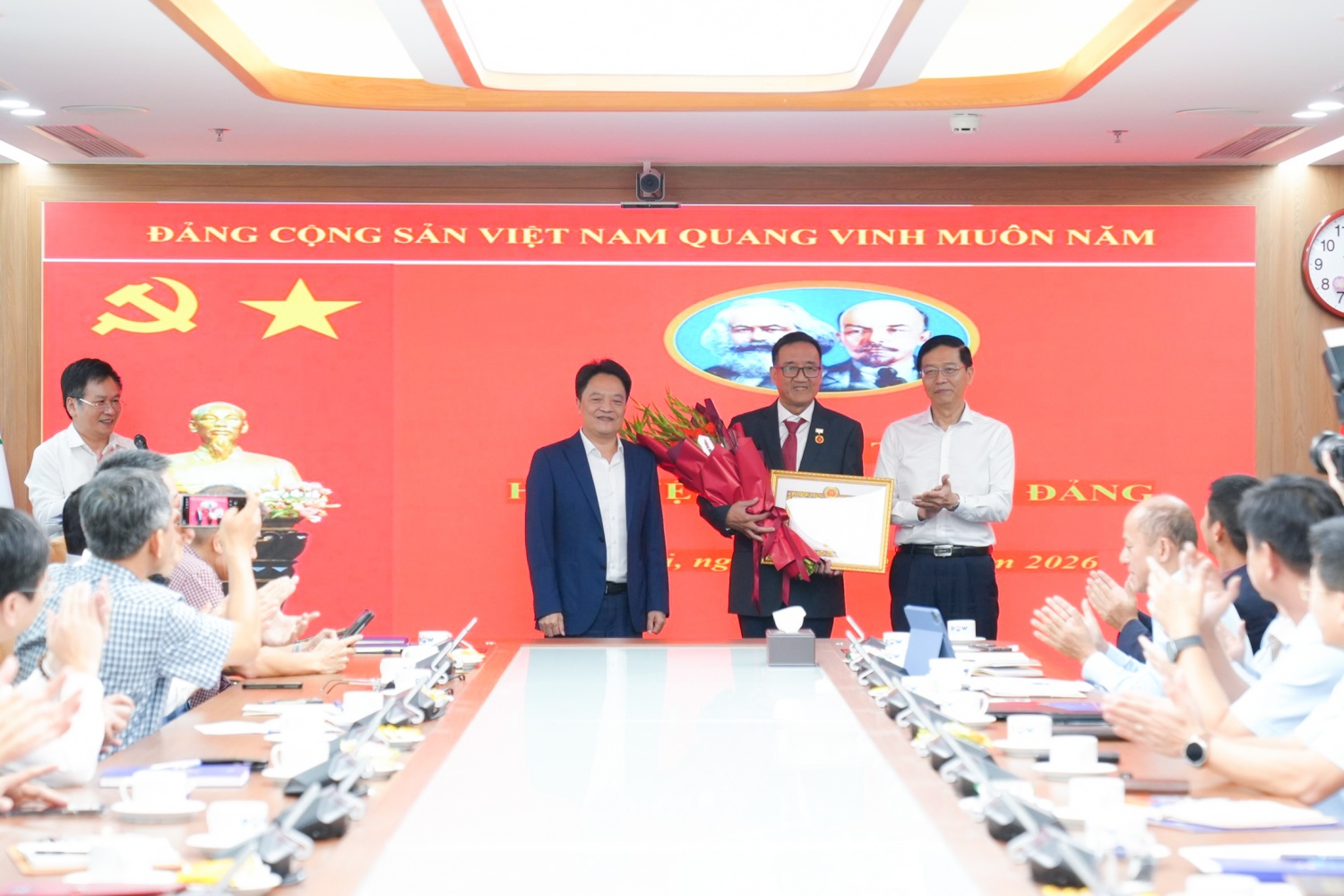 Thay mặt Đảng ủy cấp trên, đồng chí Trần Quang Dũng - Phó Bí thư Thường trực Đảng ủy Petrovietnam đã trao Huy hiệu và chúc mừng đồng chí Đặng Tuấn Cường.
